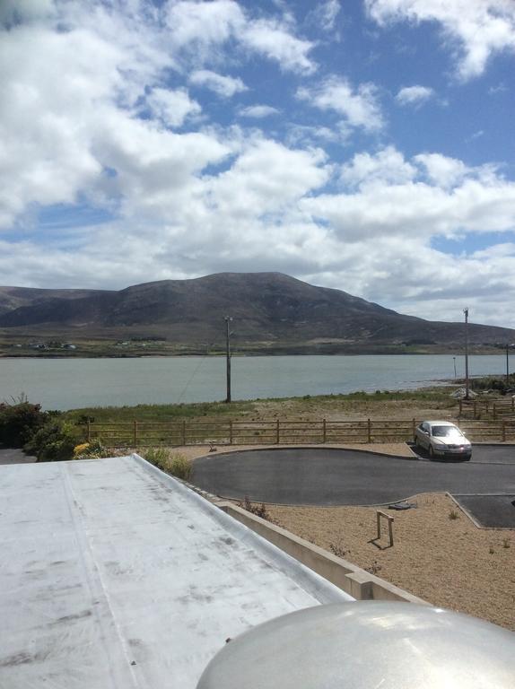 Achill Sound Hotel - Ostan Ghob A'Choire ภายนอก รูปภาพ