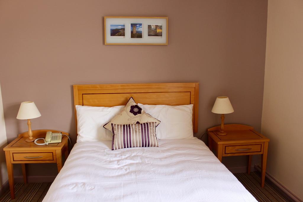 Achill Sound Hotel - Ostan Ghob A'Choire ภายนอก รูปภาพ