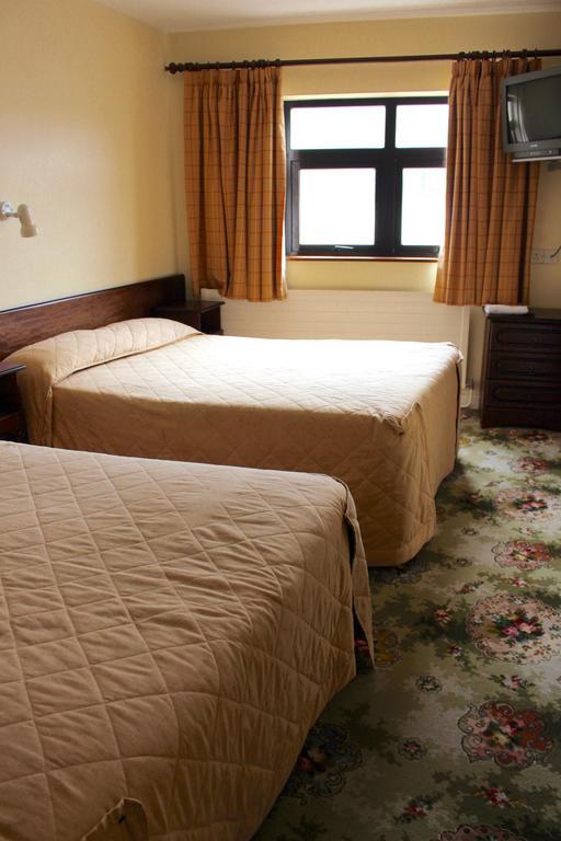 Achill Sound Hotel - Ostan Ghob A'Choire ภายนอก รูปภาพ